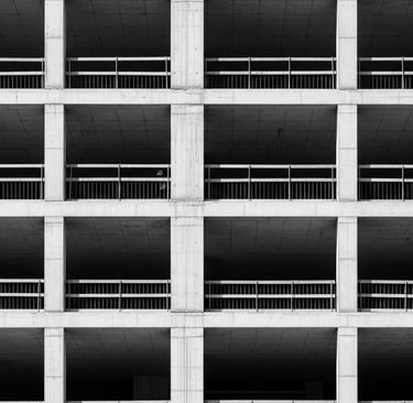 Estrutura de concreto em construção representando simulação e decisão no investimento imobiliário