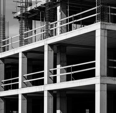 Estrutura de concreto em construção representando rigidez no investimento imobiliário
