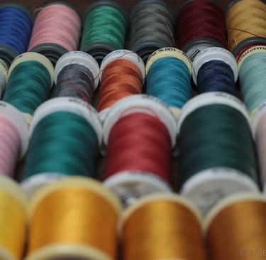Photos de bobines de fils colorés - - La Nuance du Couac - Tailleuse couturière