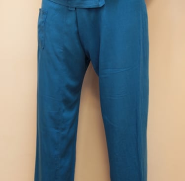 Pantalon coupe thaï en coton léger bleu. Une poche, ceinture cousue sur le pantalon. Taille unique, unisexe.