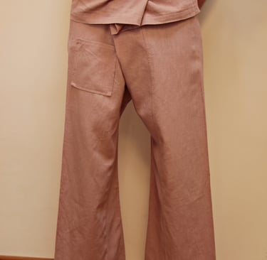 Pantalon coupe thaï rose. Une poche, ceinture cousue sur le pantalon. Taille unique, unisexe.