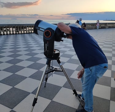 Terrazza Mascagni. Preparazione e istallazione del telescopio prima dell'osservazione pubblica.