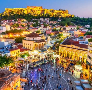 Panorama von Athen mit Blick auf die Akropolis, die Stadt und umliegende Hügel bei Sonnenuntergang