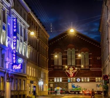 Stadtansicht von Brøndby bei Kopenhagen mit Wohngebieten, Straßen und typischer dänischer Architektur