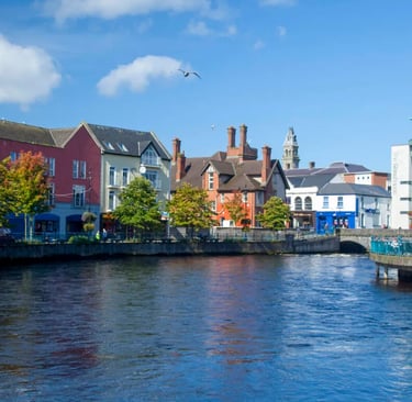 Stadt Sligo im Nordwesten Irlands mit Fluss und urbaner Landschaft