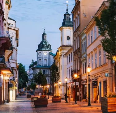 Stadtansicht von Plzeň in Tschechien mit historischen Gebäuden, Straßen und urbanem Stadtbild