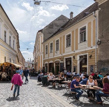 Altstadt von Cluj-Napoca mit historischen Gebäuden, Kirchen und belebtem Stadtzentrum in Rumänien