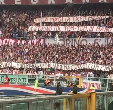 Fans von Torino FC im Derby della Mole gegen Juventus im Stadion
