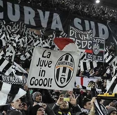 Fans von Juventus Turin im Derby della Mole gegen Juventus im Stadion