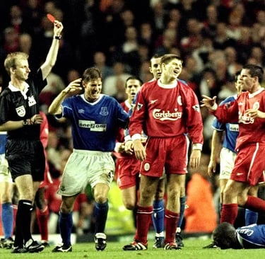 Fans von Liverpool und Everton beim Merseyside Derby im Stadion
