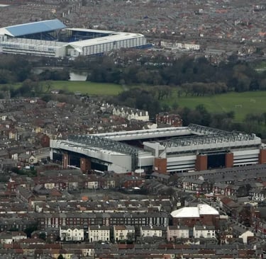 Anfield und Goodison Park, die beiden Fußballstadien in Liverpool, aus der Luft gesehen.