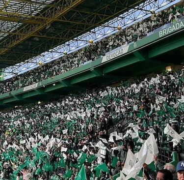 Fans und Spieler beim hitzigen Derby zwischen Sporting CP und Benfica in Lissabon