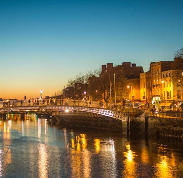 Dublin bei Nacht – Blick über den Fluss Liffey mit stimmungsvoller Beleuchtung, ideales Reiseziel für Fußballfans