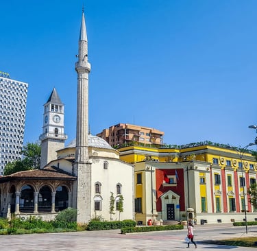 Et’hem-Bey-Moschee in Tirana, historisches Wahrzeichen mit detailreicher Architektur und bemalten Fresken