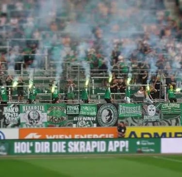 Anhänger des Paksi FC unterstützen ihre Mannschaft im Fehérvári úti Stadion in Paks.