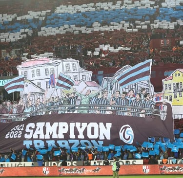 Ultras von Trabzonspor im Stadion mit Fahnen, Fackeln und intensiver Stimmung während eines Spiels in Trabzon.