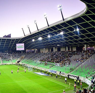 Innenansicht des Stožice-Stadions in Ljubljana – grün-weiße Kurve von NK Olimpija Ljubljana mit Fangesängen, Stadionromantik 