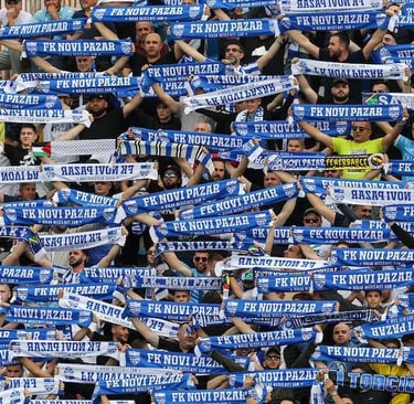Fan von FK Novi Pazar im Gradski Stadion Novi Pazar während eines Spiels, mit Fahnen, emotionaler Stimmung 