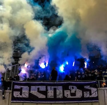 Dinamo Tiflis Ultras in der Kurve – leidenschaftliche Fans mit Bannern und Pyrotechnik
