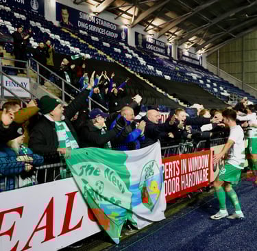 Fan von The New Saints im Park Hall Stadium in Oswestry – jubelnd auf der Tribüne während eines Spiels
