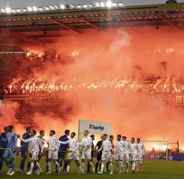 Brøndby IF Fans feuern ihr Team im Stadion an – leidenschaftliche Stimmung, Choreos und Gelb-Blau Farben im Hexenkessel