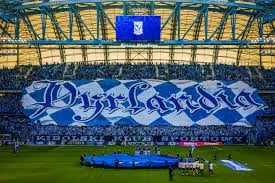Ultras von Lech Posen im Stadion, blau-weiße Fankurve mit Choreografie, Fahnen und lautstarker Stimmung im Enea Stadion