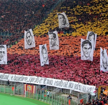 Blick auf die Curva Sud im Stadio Olimpico während einer spektakulären Choreografie der AS Rom-Fans, Fahnen und Banner wehen,
