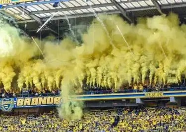 Ultras von Brøndby IF im Brøndby Stadion mit gelben Fahnen, Choreografie und intensiver Fanstimmung auf den Rängen
