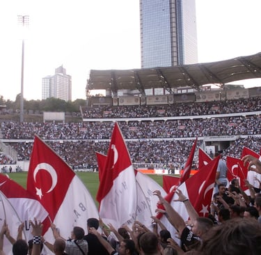 Leidenschaftliche Beşiktaş-Fans im Vodafone Park – choreografierte Stimmung, Fahnen und Gesänge während eines Heimspiels in I