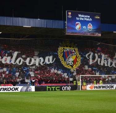 Fans im Stadion der Doosan Arena in Plzeň während eines Spiels von FC Viktoria Plzeň, mit gefüllten Tribünen, Fahnen