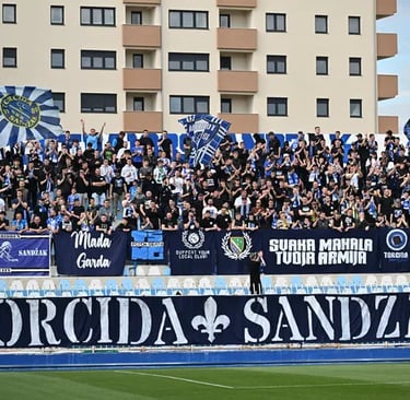 Fan von FK Novi Pazar im Stadion während eines Heimspiels im Gradski Stadion Novi Pazar.