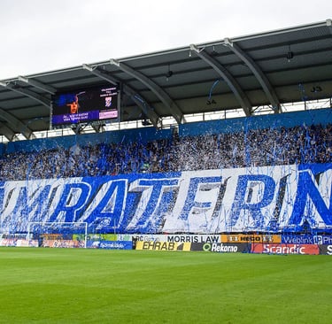 IFK Göteborg Fans im Gamla Ullevi mit Schals, Fahnen und leidenschaftlicher Stimmung auf den Tribünen