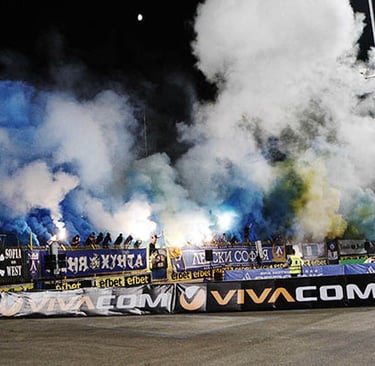 Levski Sofia Fans im Heimblock des Georgi-Asparuhov-Stadions – blau gekleidet, mit Fahnen, Bannern und lautstarkem Support wä