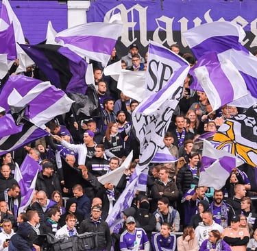 Tribünen und Spielfeld im Lotto Park, dem Stadion von RSC Anderlecht
