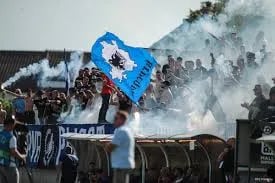Leidenschaftliche Fans des FC Prishtina im Stadion während eines Heimspiels