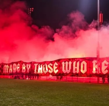 Blick ins GSP Stadium von innen: tobende Fans, grün-weiße Gesänge und Stadionatmosphäre bei Omonia Nikosia.