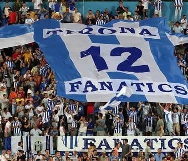KF Tirana Fans jubeln und feiern im Selman Stërmasi Stadion während eines Fußballspiels