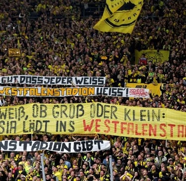 Die Gelbe Wand im Signal Iduna Park mit tausenden BVB-Fans in gelber Kleidung.