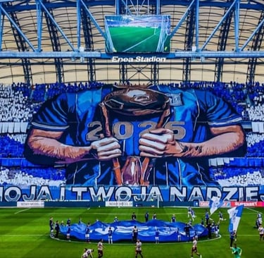 Ultras von Lech Posen im Stadion, blau-weiße Fankurve mit Choreografie, Fahnen und lautstarker Stimmung im Enea Stadion