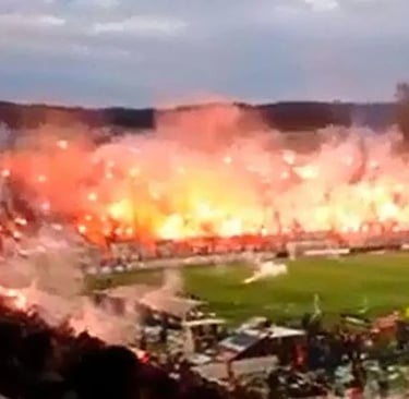 Ultras von PAOK Thessaloniki in der Kurve des Toumba-Stadion – leidenschaftliche Fans mit Fahnen, Gesängen 