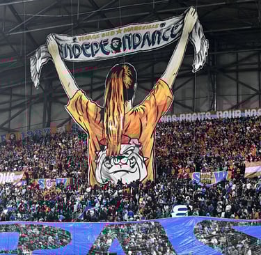 Jubelnde Marseille-Fans im Stadion, umgeben von Fahnen, Rauch und lautstarker Atmosphäre.