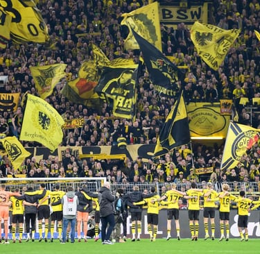 Südtribüne des Signal Iduna Parks, bekannt als Gelbe Wand, mit stehenden Fans und Fahnen