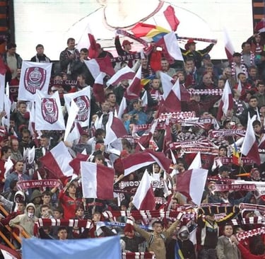 Fan von CFR Cluj im Stadion mit Vereinsfarben und emotionaler Unterstützung während eines Spiels in Cluj-Napoca Rumänien