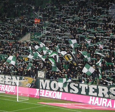 Fans von Ferencváros in der Groupama Aréna in Budapest, in grün-weißen Farben, mit Fahnen, Gesängen und Pyrotechnik während e