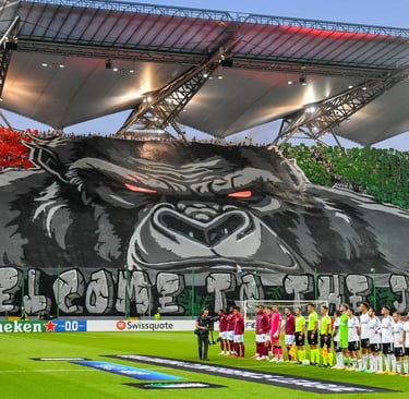 Ultras von Legia Warschau im Stadion mit Fahnen, Bannern und Choreografie