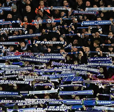 Fans betreten an einem Spieltag das Ibrox Stadium in Glasgow.
