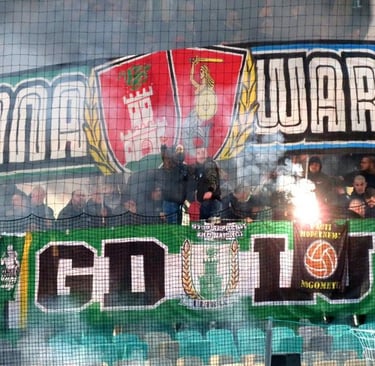 Ultras von NK Olimpija Ljubljana – die Green Dragons mit Fahnen, Pyro und Gesängen im Stožice-Stadion.