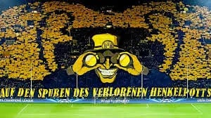 Die Gelbe Wand im Stadion von Borussia Dortmund, dicht gefüllte Südtribüne mit gelb-schwarzen Fans.