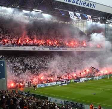 FC Kopenhagen Fans im Parken Stadion während Heimspiel – große Menschenmenge mit blau-weißen Fahnen, Choreografie, Schals und