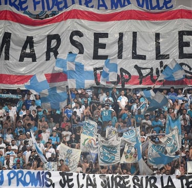 Fans von Olympique Marseille feiern im Orange Vélodrome mit Fahnen und Gesängen